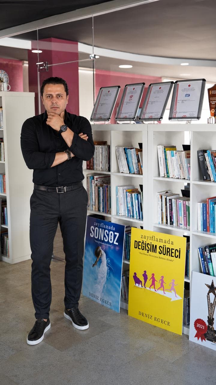Deniz Egece Enstitü kütüphanesinde